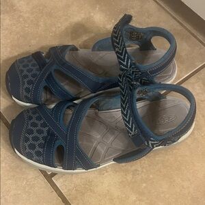 Keen 7.5 Blue closed toe Strappy Outdoor Sandals